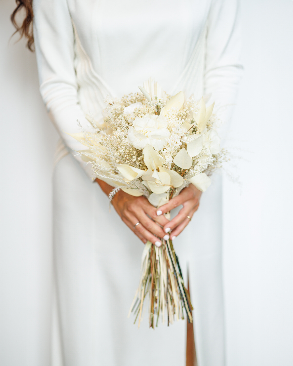 Detalle del ramo de flores secas sujeto por la novia